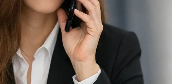 Juristische Beratung per Telefon mit Waage der Gerechtigkeit auf Schreibtisch