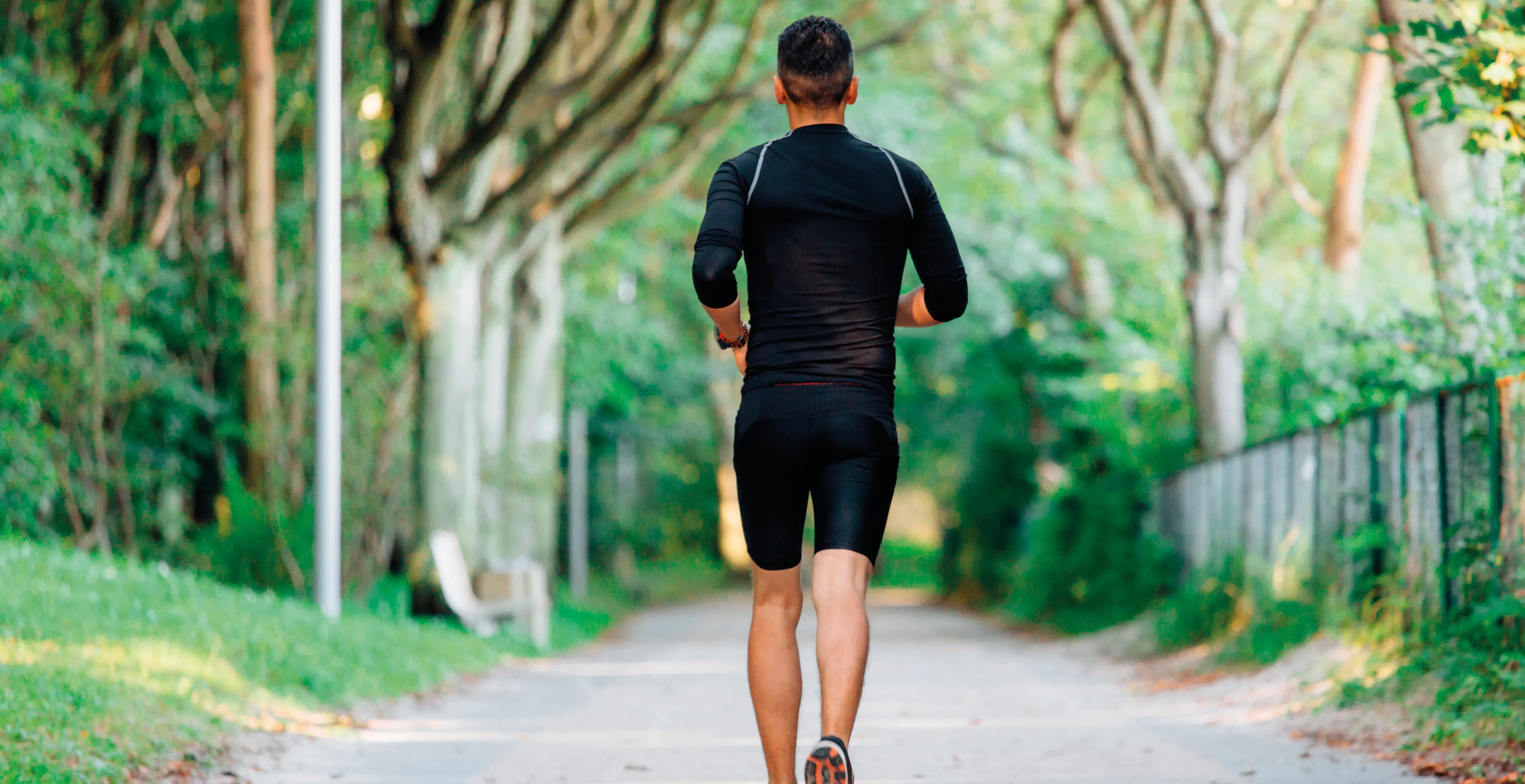 Person joggt auf einem Weg im Grünen