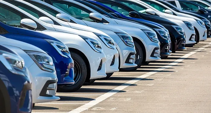 Mehrere parkende Fahrzeuge auf einem Parkplatz