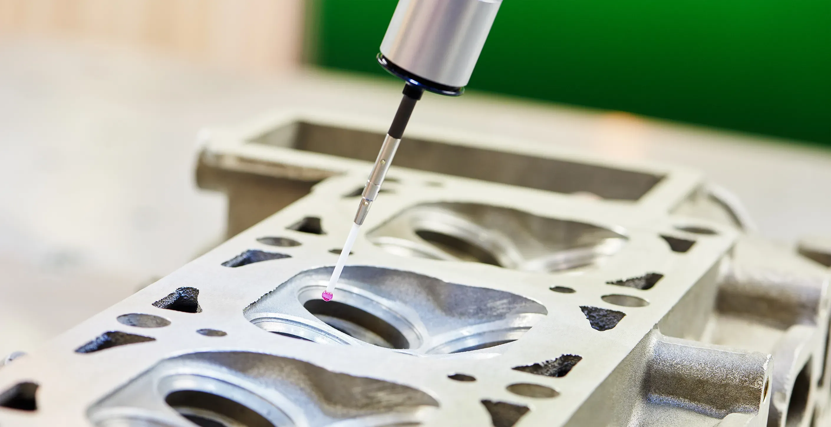 Präzisionsmessung eines Metallbauteils im industriellen Fertigungsprozess