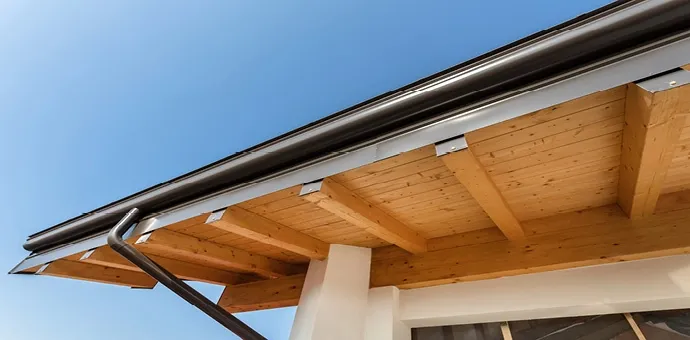 Dachsanierung eines Einfamilienhauses mit modernem Holz-Dachstuhl und Dachrinne