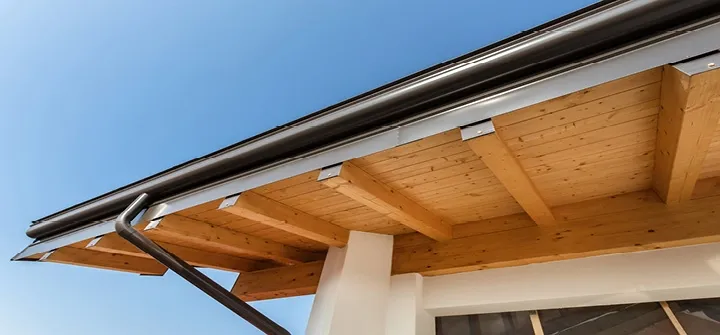Dachsanierung eines Einfamilienhauses mit modernem Holz-Dachstuhl und Dachrinne