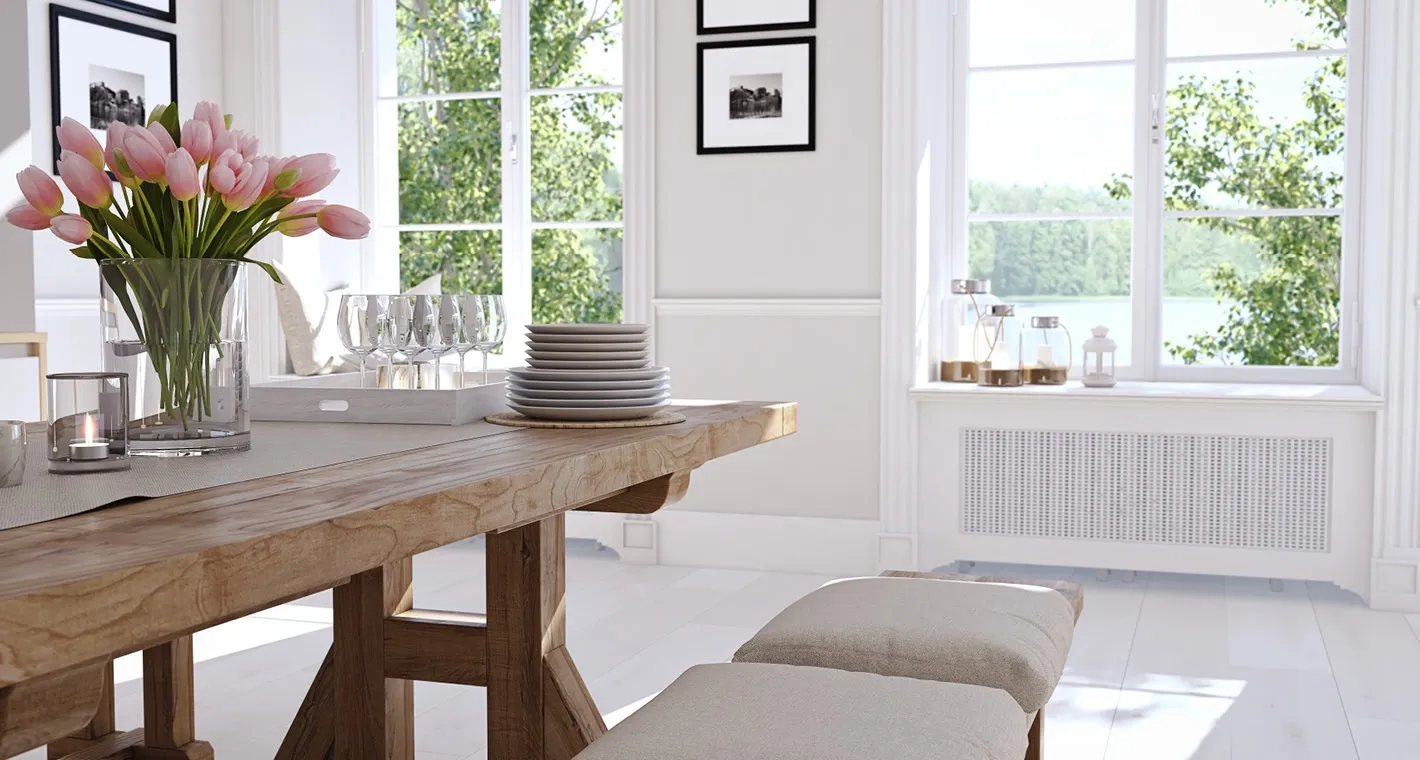Heller Essbereich mit Holztisch und Blumen