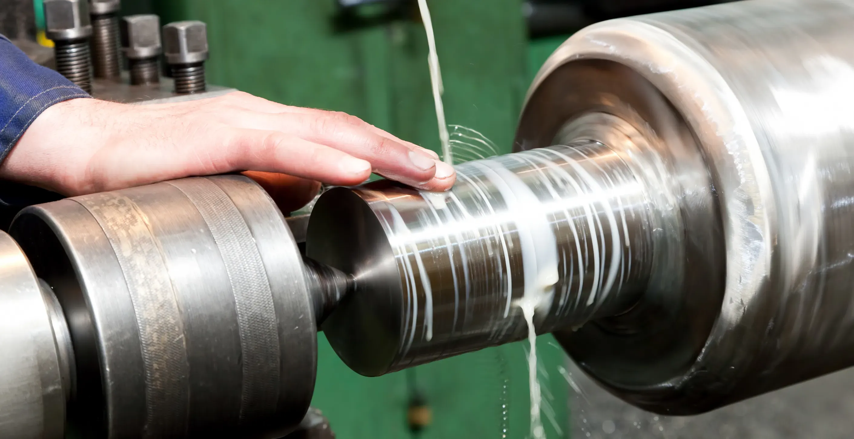 Industrielle Bearbeitung eines Metallbauteils an einer Drehmaschine