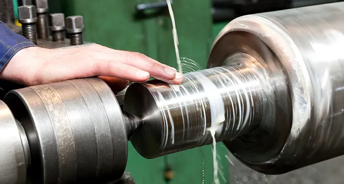 Industrielle Bearbeitung eines Metallbauteils an einer Drehmaschine