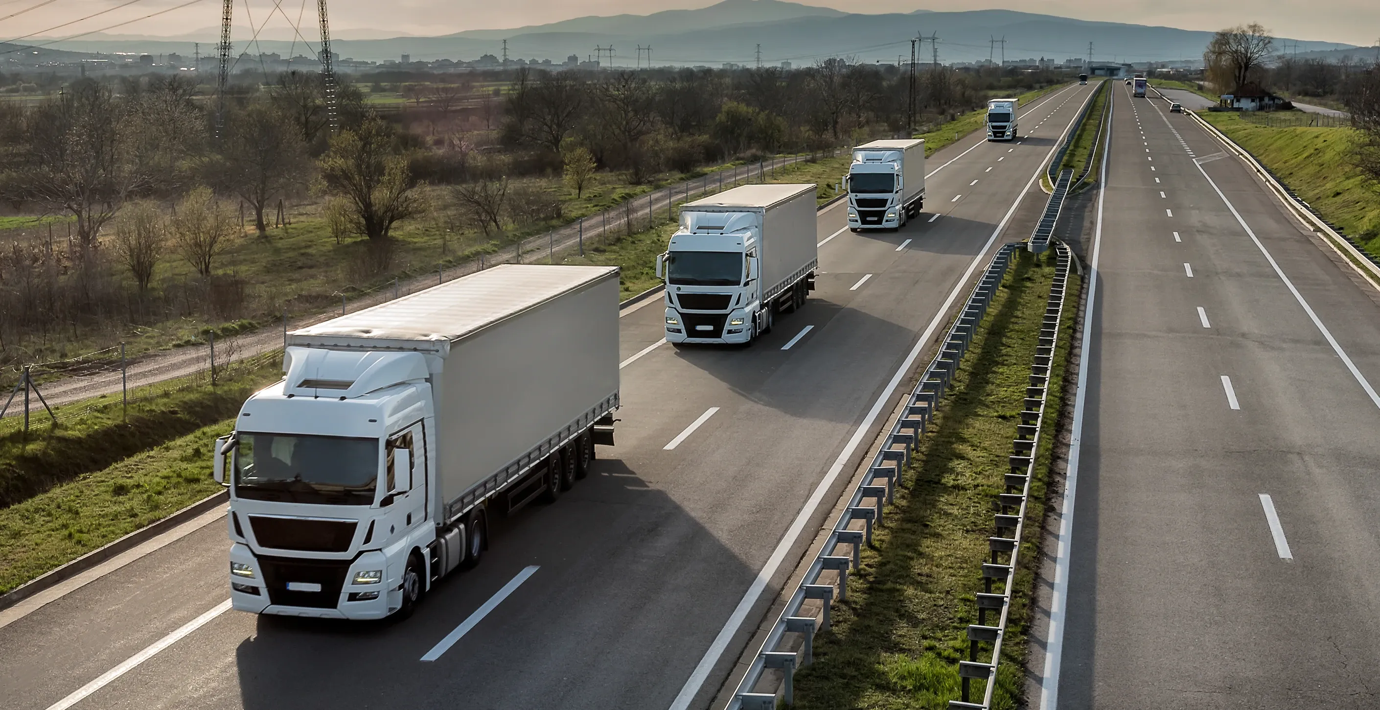 Luftaufnahme einer Autobahn mit mehreren LKW im Güterverkehr