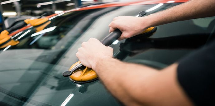 Fahrzeugreparatur in einer Kfz-Werkstatt mit Austausch einer Autoscheibe